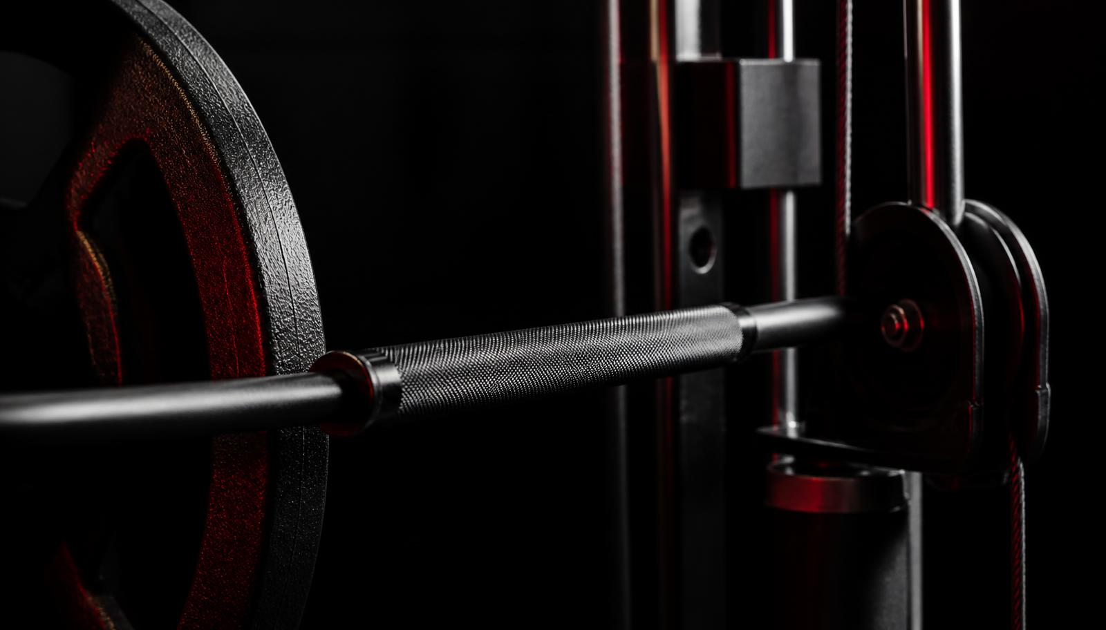 Detalhe da barra serrilhada e equipamentos de musculação